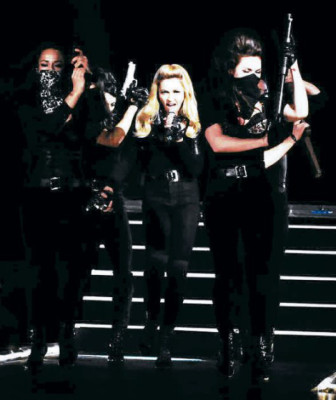 Madonna canta en concierto tema de Lady Gaga