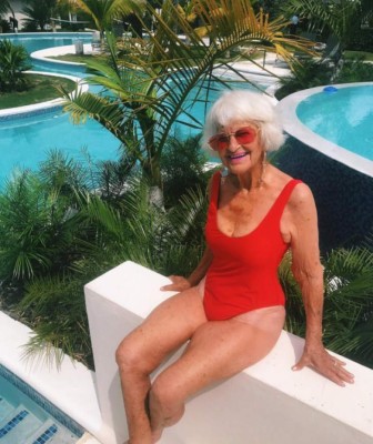 Abuelita de 69 años rompe internet con su peculiar y colorida forma de vestir