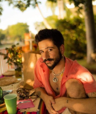 Es sonámbulo, tartamudea y le gusta cocinar: 15 cosas que quizás no sabías de Camilo