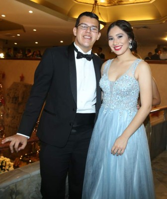 Noche de gala: Seniors de Aldebarán y Antares culminaron con éxito su ciclo escolar