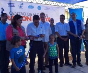 El presidente de Honduras, la primera dama Ana García y el embajador James Nealon en la inauguración del centro de alcance.