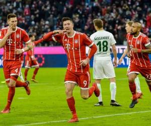 El delantero polaco del Bayern de Múnich Robert Lewandowski (C) celebra tras anotar un gol durante el partido de fútbol de la Bundesliga alemana Bayern Munich contra el Werder Bremen en Munich, sur de Alemania, el 21 de enero de 2018.