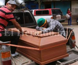Familiares retiran de la morgue capitalina los cuerpos de pareja asesinada en colonia Villa Nueva. Fotos: Estalin Irías/ EL HERALDO