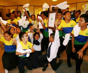 Los alumnos de la Ecuela Doctor Esteban Mendoza celebran el triunfo obtenido este día (Foto: Alex Pérez/El Heraldo).