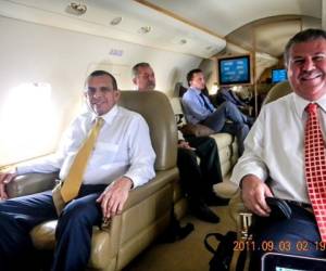 En la fotografía publicada, con fecha del 2011, cuando Pepe Lobo era presidente de Honduras, él aparece con una sonrisa ligera, con corbata amarilla y camisa formal mangalarga. De cobarta roja, el empresario Enrique Rais, foto: Tomada de Factum.