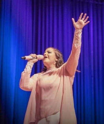 Así es Hannah, la joven que sigue los pasos de su madre, la pastora Ninoska de Ponce