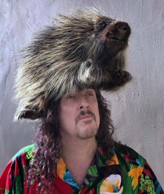 Exfoliarse con arena para gatos y odiar los espejos: los hábitos más extraños de los famosos (FOTOS)