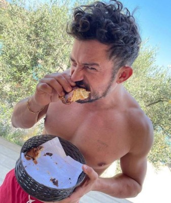 Exfoliarse con arena para gatos y odiar los espejos: los hábitos más extraños de los famosos (FOTOS)