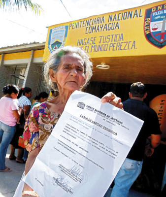 Angustiadas madres esperan para saber de sus hijos