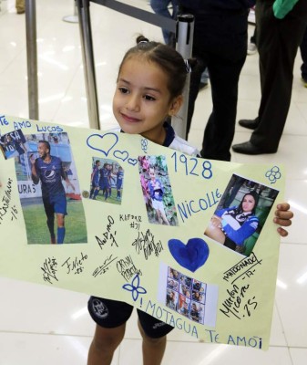 Motagua dio autógrafos a sus aficionados previo al derbi