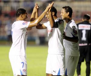 Anthony Lozano celebra su gol con Carlos Will Mejía y Douglas Caetano.