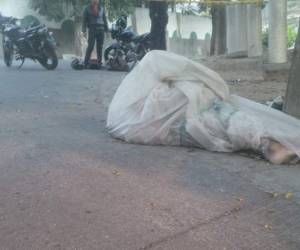 Un cadáver envuelto en plástico fue tirado este viernes en la colonia La Fuente.