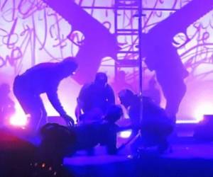 Videos difundidos por varios espectadores mostraron a Manson cantando en el escenario del Hammerstein Ballroom en Manhattan cuando una escultura con forma de gigantes pistolas se desplomó sobre él.