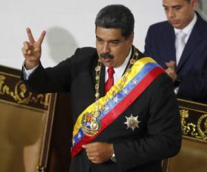 El presidente venezolano, Nicolás Maduro, hace un gesto a los miembros de la Asamblea Constituyente durante una ceremonia para reconocerlo como el ganador de las elecciones presidenciales en Caracas, Venezuela, el jueves 24 de mayo de 2018.
