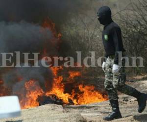 Las autoridades de la Policía Militar de Honduras incineraron este viernes un cargamento de mil libras de marihuana, foto: Alex Pérez / EL HERALDO.
