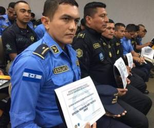 El oficial hondureño Escalante Baquedano muestra su certificación de entrenamiento SWAT junto a otros miembros del equipo SWAT de Guatemala. (Foto: Twitter/El Heraldo Honduras/ Noticias de Honduras)