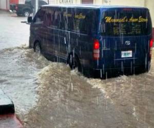 Tras ocho horas de lluvias ya se reportan las primeras inundaciones en Tela.