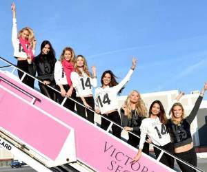 Las modelos de la firma a su arribo a la capital británica.