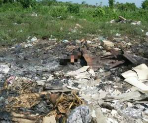 En la escena se puede ver que la víctima se encuentra boca abajo con varios disparos de arma de fuego en su cuerpo y con sus manos y pies tirados para atrás.