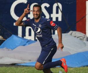 El globito llegó al minuto 16 del juego, cuando Marlon Peña perdió el balón y Gómez aprovechó para dominarlo, corrió con agilidad, miró al portero Harold Fonseca salido y el resto es mejor verlo en video que contarlo.