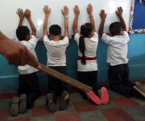 El hincar y golpear con una regla a los alumnos es un delito, que en caso de suceder debe ser denunciado.