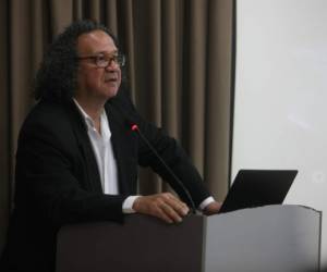Durante la presentación, Carlos Lanza recalcó la visión de Alvarado acerca de que “Angelina” no es una novela, sino un cuento corto.