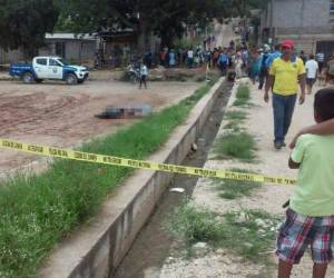 El cuerpo sin vida de Oscar René Sauceda quedó tendido a orillas del campo, donde miraba el partido de fútbol.
