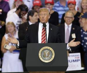 Trump ha sido blanco de duras críticas de demócratas y republicanos, así como de otros sectores, por no condenar enérgicamente una marcha de supremacistas blancos hace días en Charlottesville, que derivó en violentos disturbios con antirracistas que dejaron una mujer muerta.