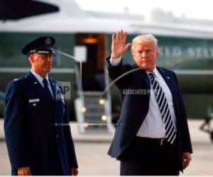 El presidente Donald Trump al bajarse de Air Force One en la Base de la Fuerza Aérea Andrews en Maryland el 31 de agosto del 2018.