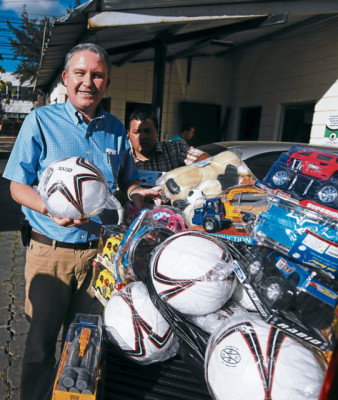 Ministro Áfrico Madrid se sumó a campaña de Soli-Diario