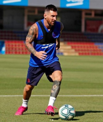 FOTOS: Leo Messi llega con nuevo corte de pelo al entreno del Barcelona