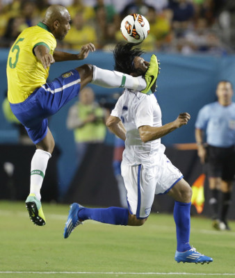 VIDEO: Maicon debió ser expulsado por patada a Roger Espinoza