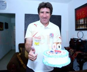 Vargas recibió un pastel para celebrar su partido 100 en el León.