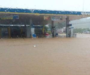 Cuerpo de Bomberos reportó inundaciones en el sector de esta gasolinera ubicada en la carretera que conduce de Atlántida a Colón, zona norte de Honduras, foto: Cuerpo de Bomberos.