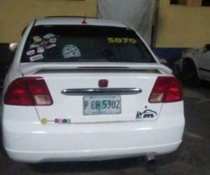 Las autoridades detuvieron al taxista y la unidad para investigar porque circula con placas particulares (Foto: El Heraldo Honduras/ Noticias de Honduras)