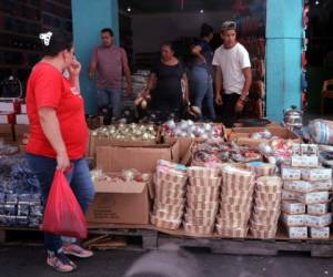 En los mercados de Comayagüela, el comercio ha comenzado a sacar su mercadería navideña para incentivar a sus clientes. Foto: David Romero/EL HERALDO.
