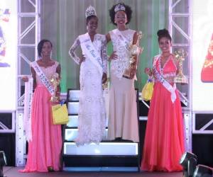 La reina saliente Dania Sugey López junto a su sucesora Rose Meléndez, Miss Honduras Ébano 2016, Nerissa Webster y Jeimy Casildo, segunda y primera princesa, respectivamente.