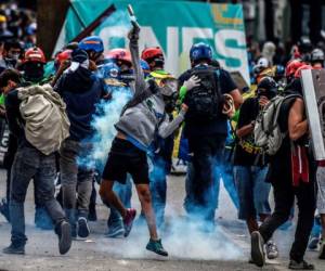 Los activistas de la oposición chocan con la policía antidisturbios durante una marcha hacia la Corte Suprema de Justicia (TSJ) en una ofensiva contra el presidente Maduro y su llamado a la Asamblea Constituyente en Caracas.