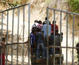 Un grupo de obreros ingresa a la mina San Juan Arriba, en El Corpus.
