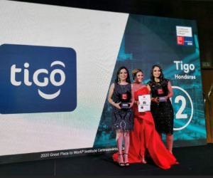 Autoridades de Tigo mientras reciben este galardón que ubica una vez más a esta empresa telefónica como una de las mejores para laborar.