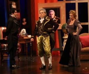 Las mentiras de sus allegados colocan a don Pasquale en un laberinto sin salida.