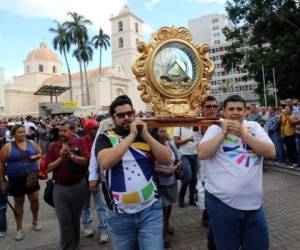 La imagen de la Virgen de Suyapa arribó al centro de Tegucigalpa. Foto: Jimmy Argueta/ EL HERALDO