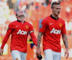 Wayne Rooney y Alexander Büttner lamentando la derrota del Manchester United.