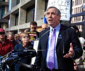 En esta imagen del 28 de noviembre de 2017, el senador Jeff Merkley, demócrata por Oregon, durante un mitin en Washington.