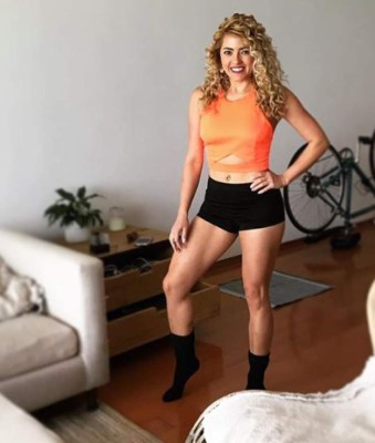 Rubia y fitness: la sexy transformación de la hondureña Debbie Bertrand