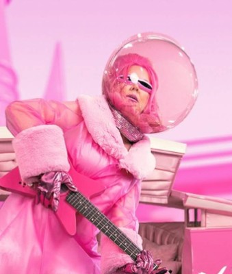 Kitten Kay Sera, la mujer que se casó con el color rosa tras 37 años de relación