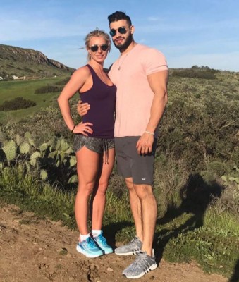 Novio de Britney Spears es el blanco de las burlas por extraño cuerpo