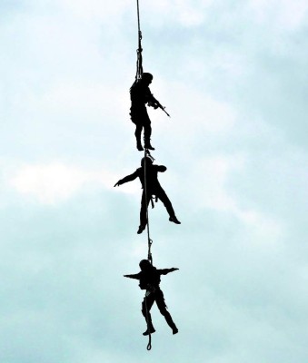 Espectacular demostración militar en fiestas cívicas