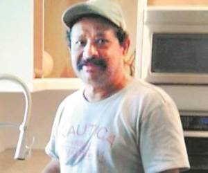 “Nosotros, con el permiso que tenemos como legales, ayudamos a la economía de este país también. Nosotros trabajamos honestamente y pagamos impuestos”.