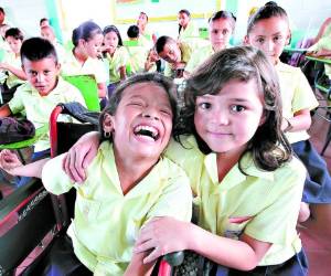 La pequeña Sabini Nicol muestra su alegría por compartir al lado de su mejor amiga, Sonia Fernanda.
